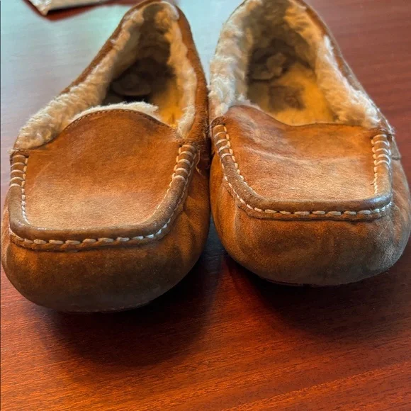 Womens Ugg slippers - Picture 2 of 7